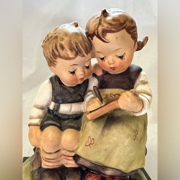 Goebel Hummel "The‎ Smart Little Sister" Figurine #346 W Germany 4.75” Tall - Picture 2 of 7